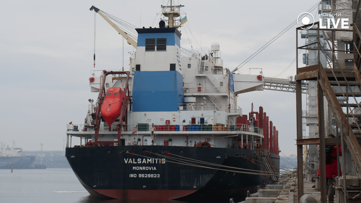 У портах Великої Одеси завантажуються десятки суден