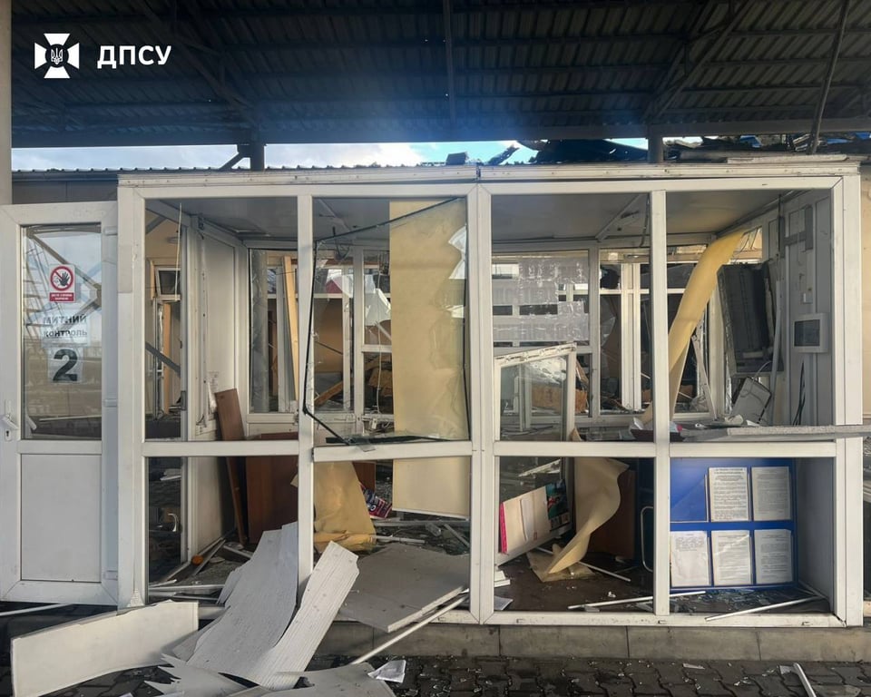 Вибиті вікна у будівлі