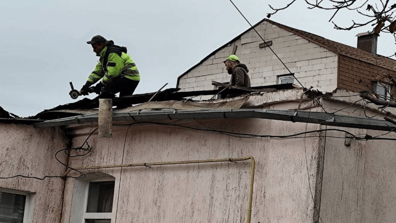Комунальники ремонтують пошкоджений дах житлового будинку в Харкові після обстрілу