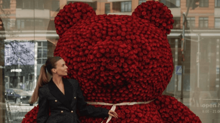 В Киеве девушке подарили медведя из роз за 500 000 гривен - 285x160