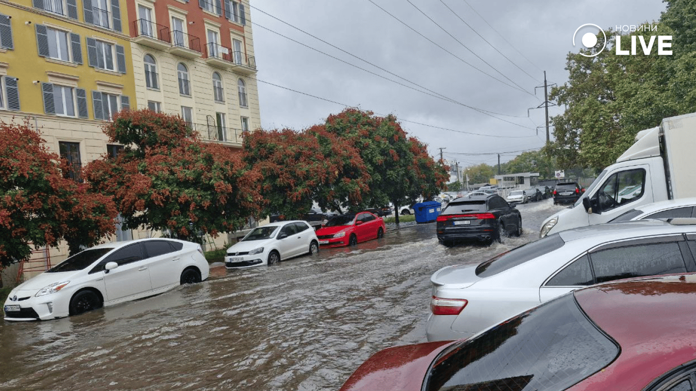 Вулиці Одеси перетворилися на ріки