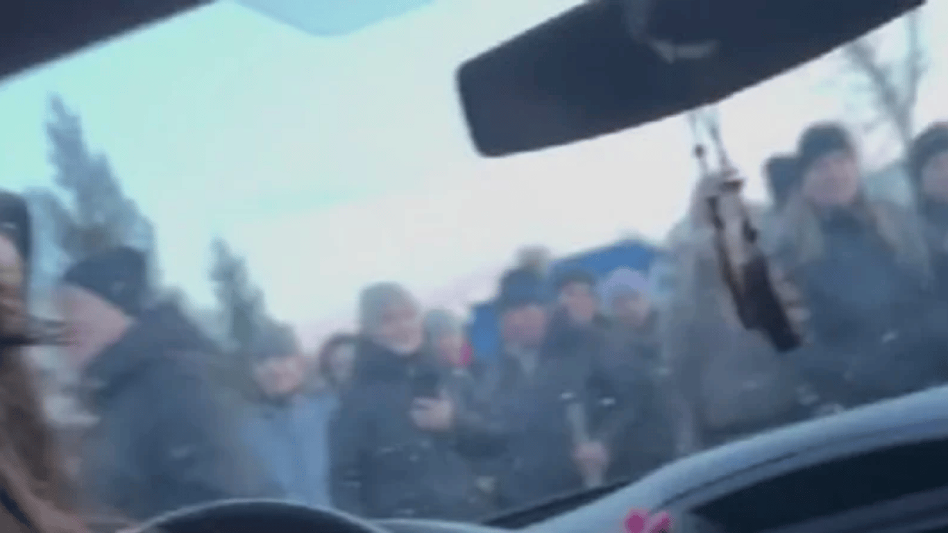 Нападение на женщину с ребенком на Прикарпатье — в сети появилось новое видео