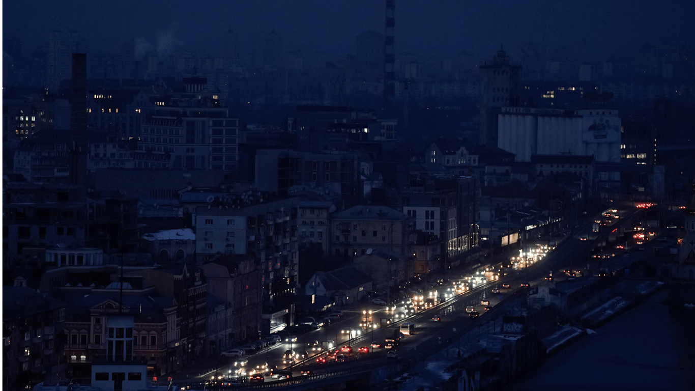 Левый берег Киева без света и воды, задерживается электротранспорт