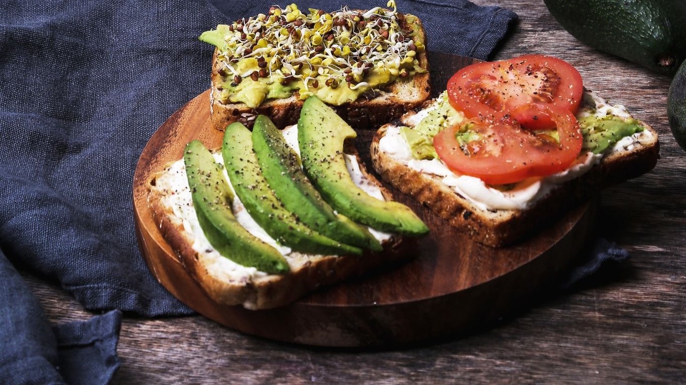 цельнозерновой хлеб с авокадо