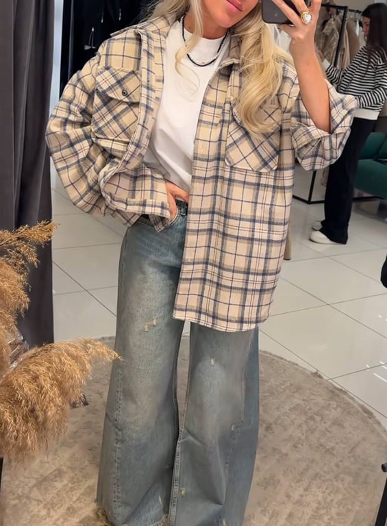 Джинсы прекрасно сочетаются с рубашкой, которая будет в тренде в 2025 году