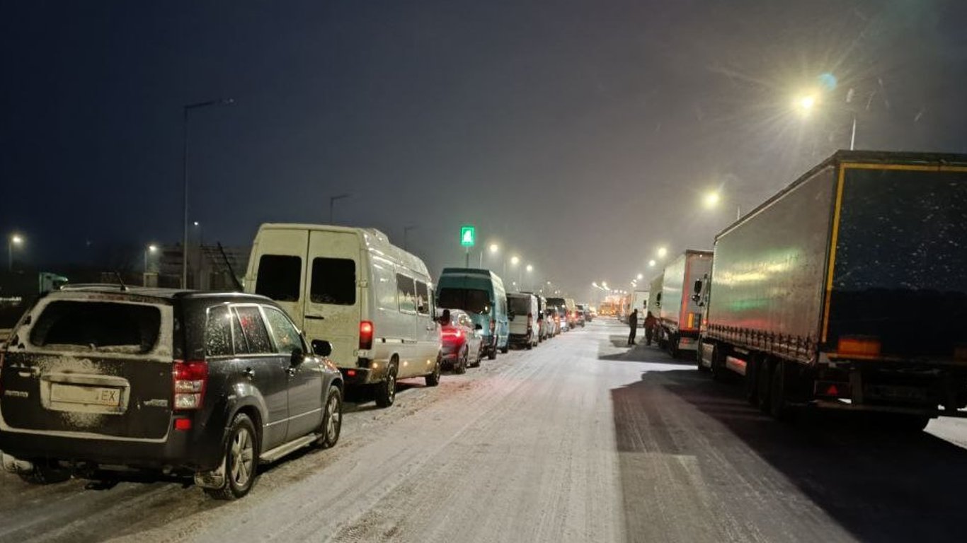 На кордоні з Румунією заблоковано рух вантажівок — в чому причина