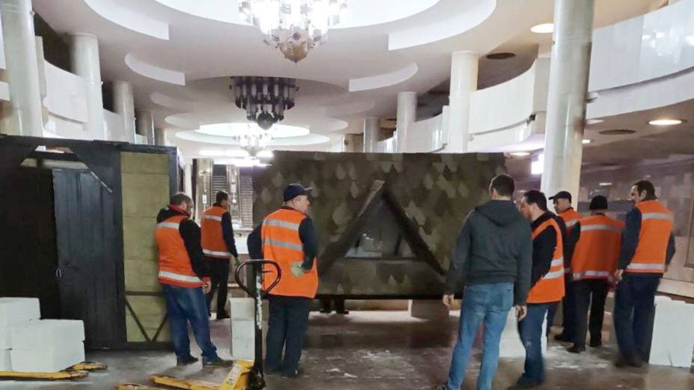 В Харькове разобрали главную новогоднюю елку