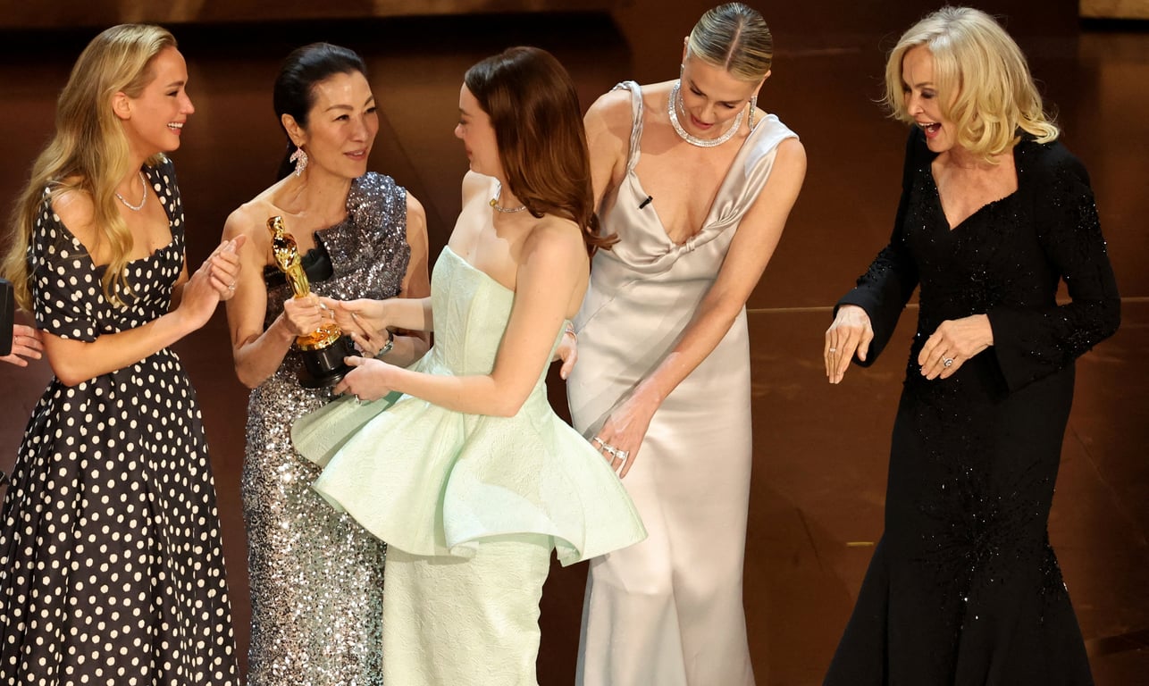 Акторка Емма Стоун ледь не загубила вбрання. Фото: Reuters