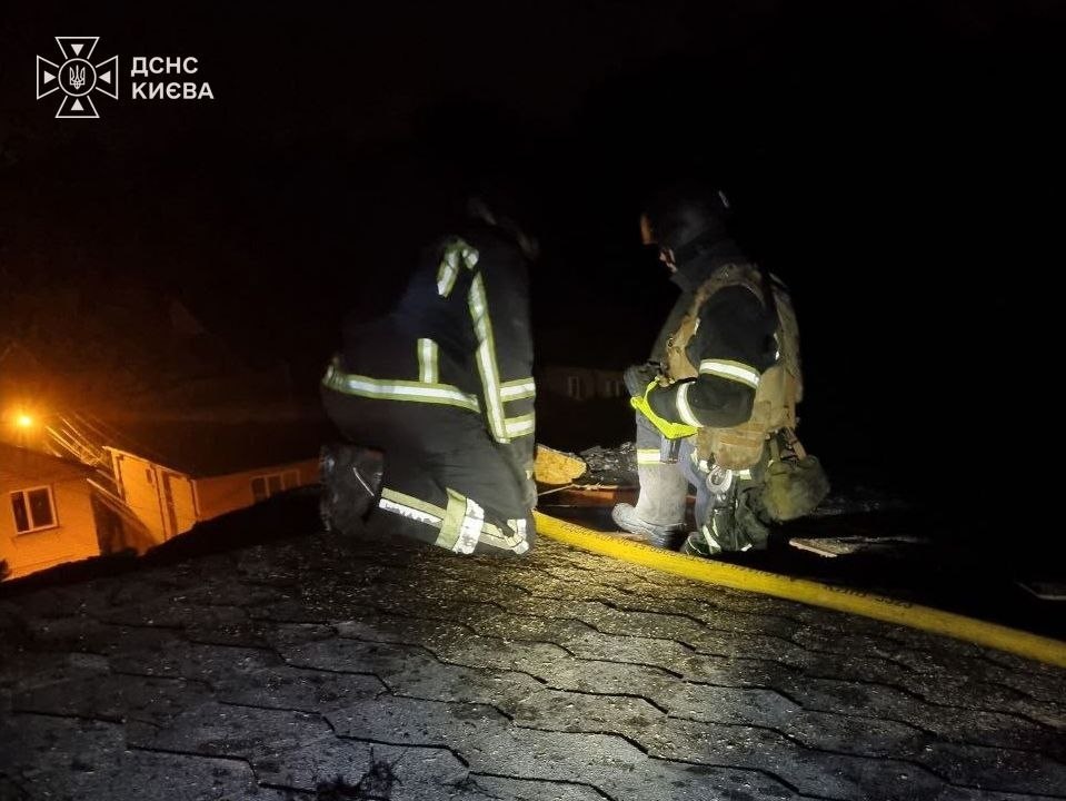 У Голосіївському районі спалахнула новобудова після російської атаки - фото 1