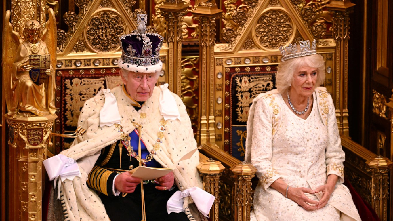 Королева Камілла завітала в парламент в ефектній сукні з "секретом"