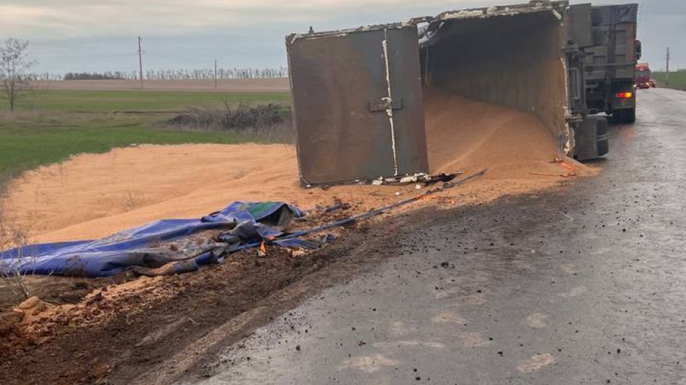 В Бердянске перевернулся грузовик оккупантов с краденым украинским зерном