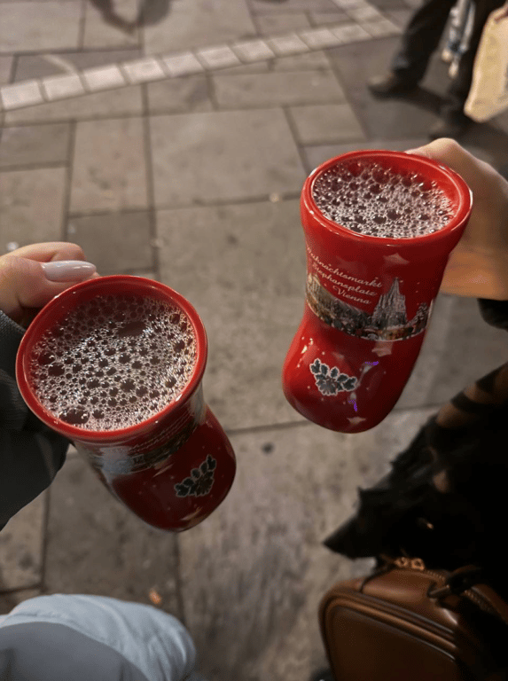 Впечатляющая атмосфера рождественских ярмарок Вены — фоторепортаж - фото 11