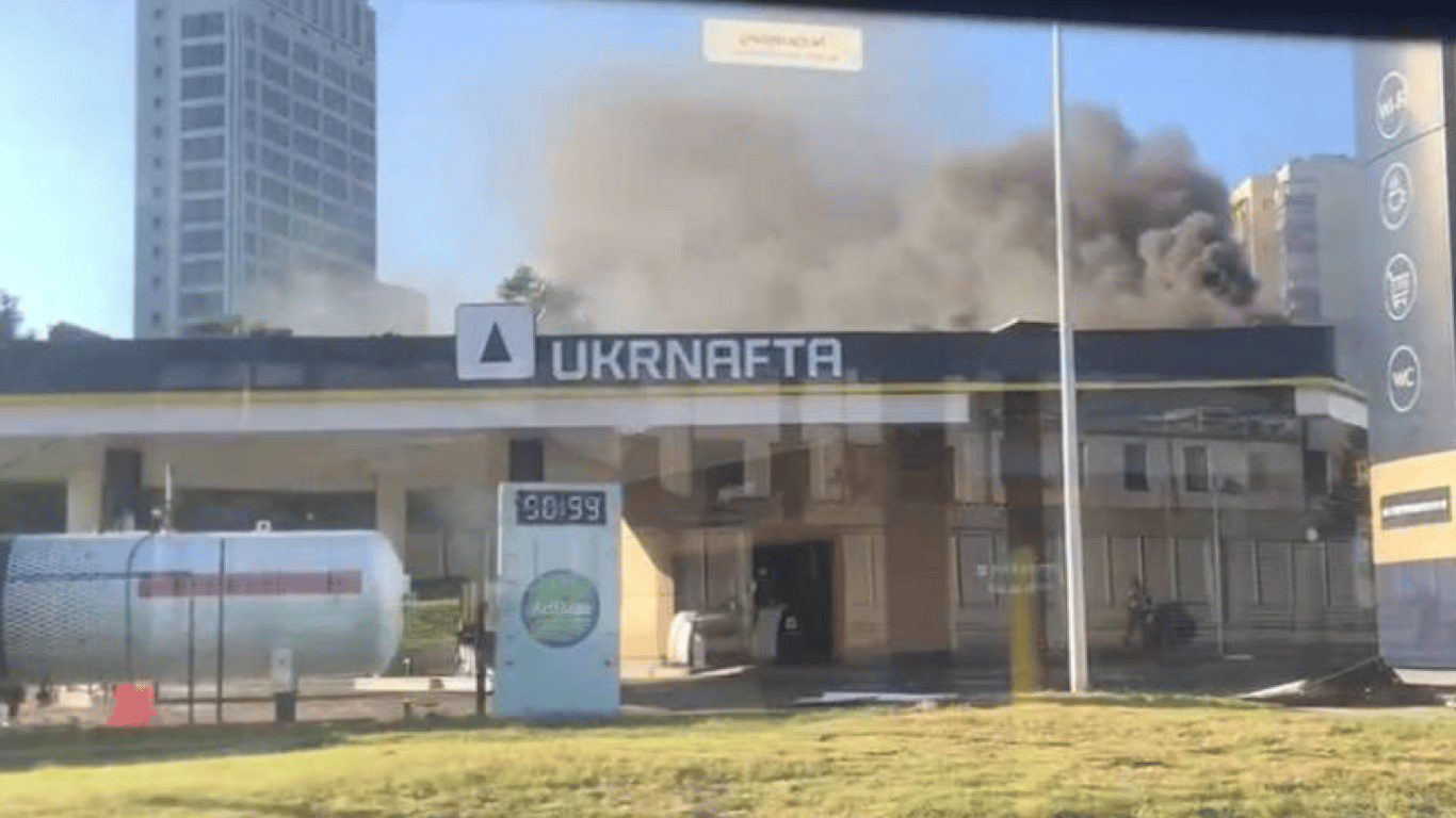 Росія вдарила по АЗС в Голосіївському районі Києва: є постраждалі