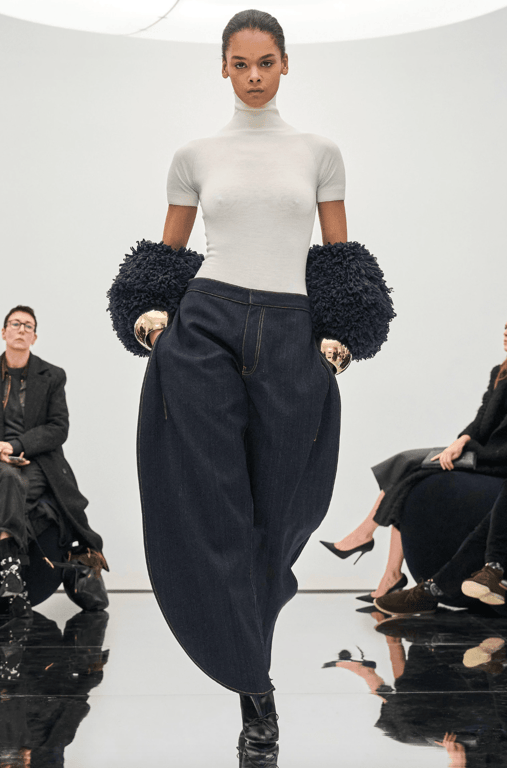 Джинси-підкови стрімко набирають популярності цього року