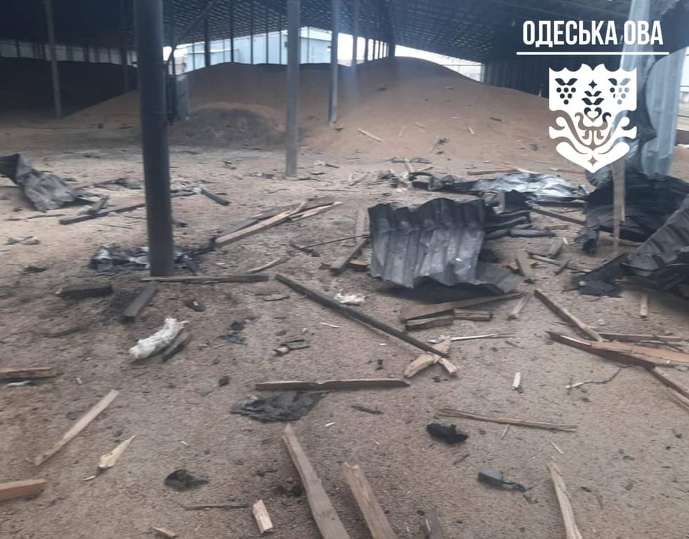 Зруйнований ангар