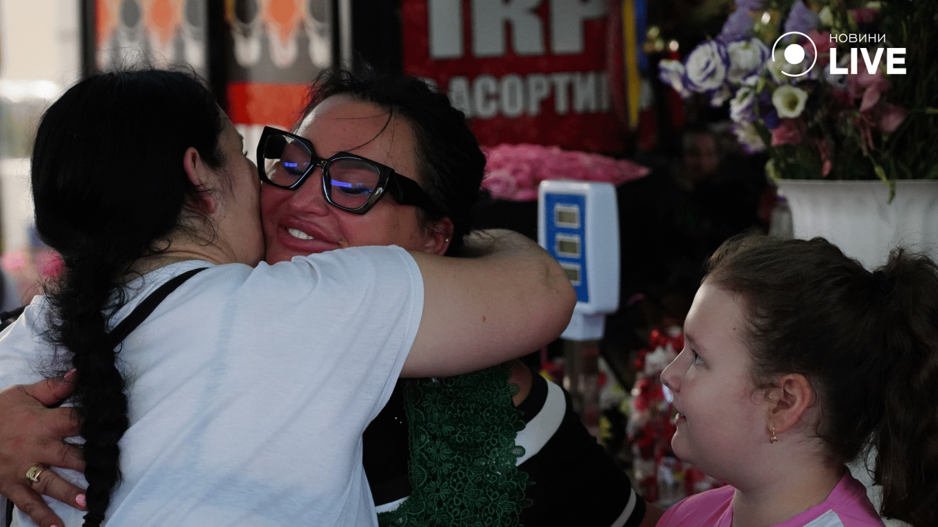 Світуля обіймається з шанувальниками. Фото: Новини.LIVE