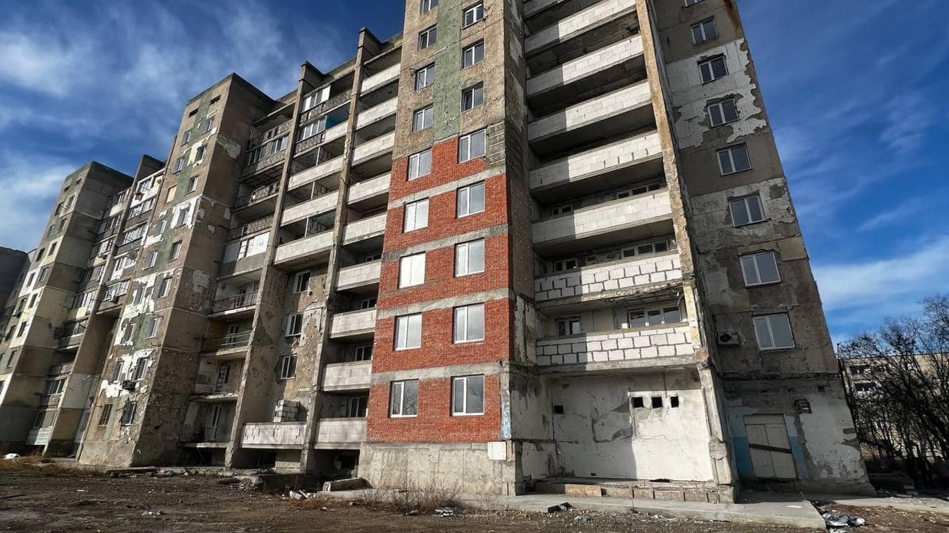 В Сергеевке продолжают восстанавливать дом, в который попала российская ракета