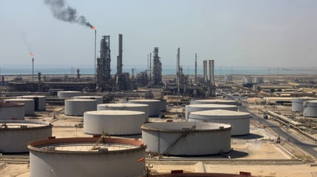 Найбільший НПЗ у Саудівський Аравії закрили через атаку дронів - 285x160