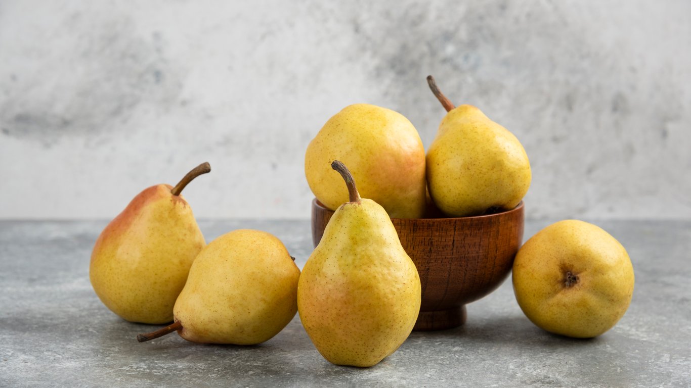 Груші у дерев’яній мисці.