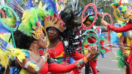 На карнавале в Рио-де-Жанейро выиграла школа самбы, почтившая бразильского разбойника - 285x160