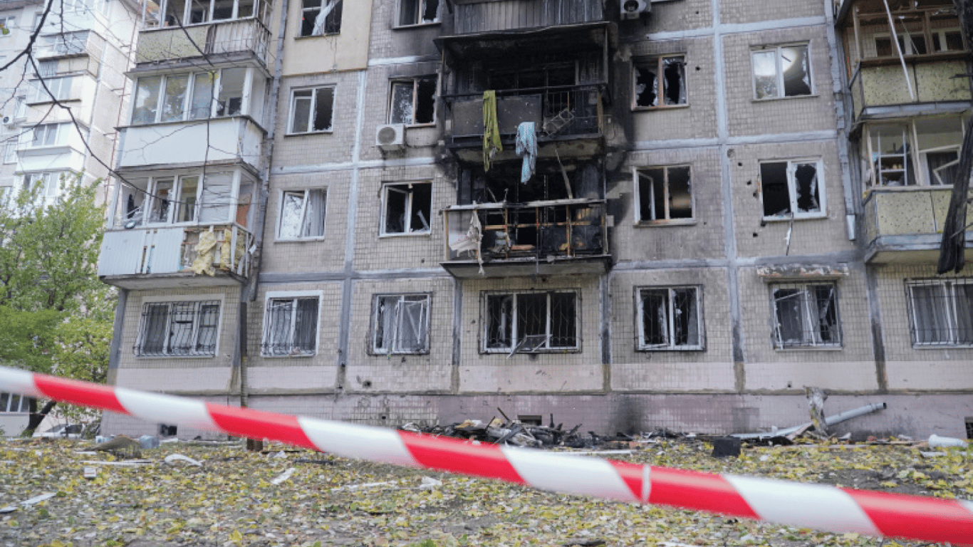 У Києві уламок ворожого БпЛА влучив у будинок — фоторепортаж