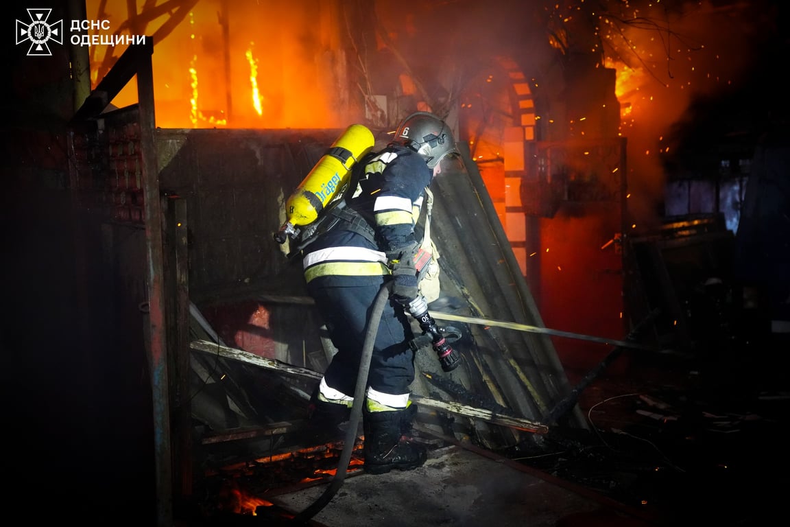 Під Одесою згорів триповерховий будинок 