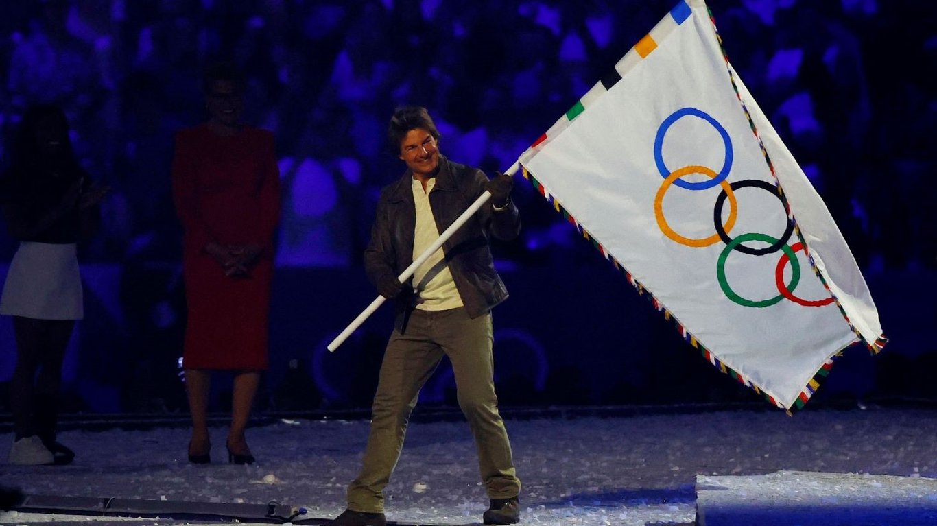 Том Круз с Олимпийским флагом