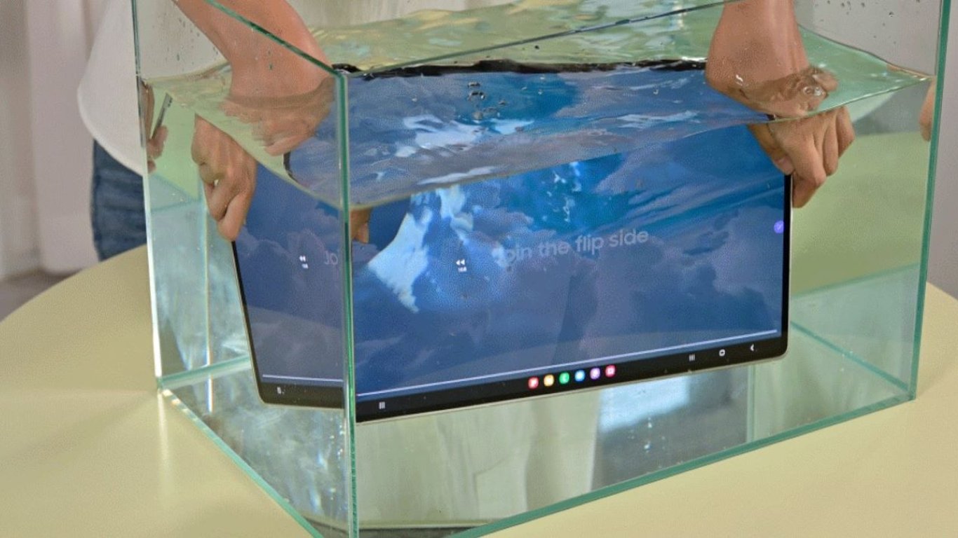 Samsung показала, как планшет Galaxy Tab S9 Ultra работает под водой