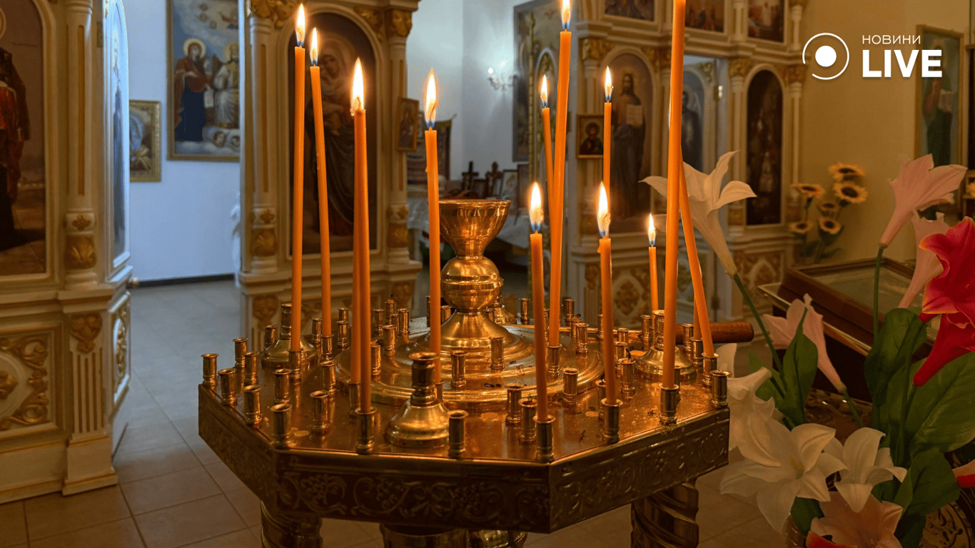 Запалені свічки в церкві