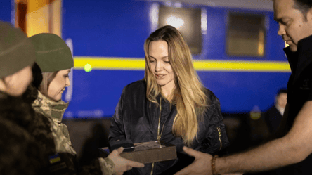 Прикордонники вручили Анджеліні Джолі символіку України — фото - 285x160