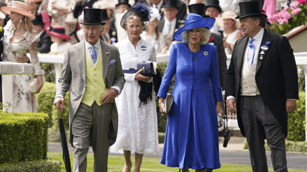 Монарх в желто-голубом — король Чарльз посетил конные скачки - 285x160