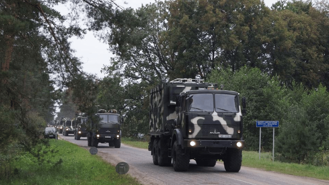 Білорусь стягує військову техніку до кордонів з Україною