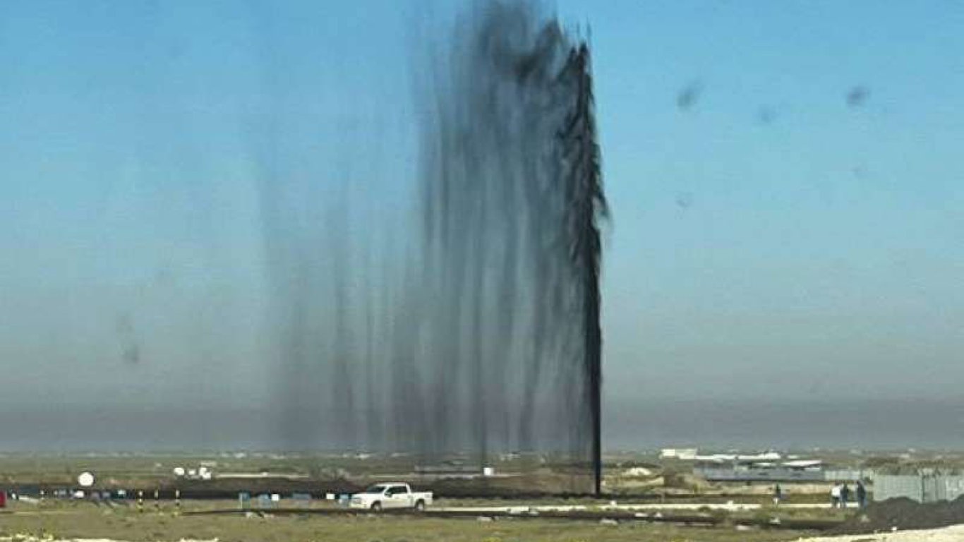 В Кувейте произошел массовый разлив нефти: на западе страны объявили чрезвычайное положение