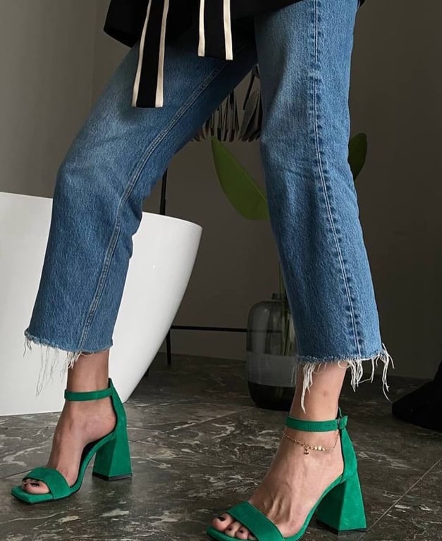 Яскраве взуття з відкритими пальцями варто носити у 2025