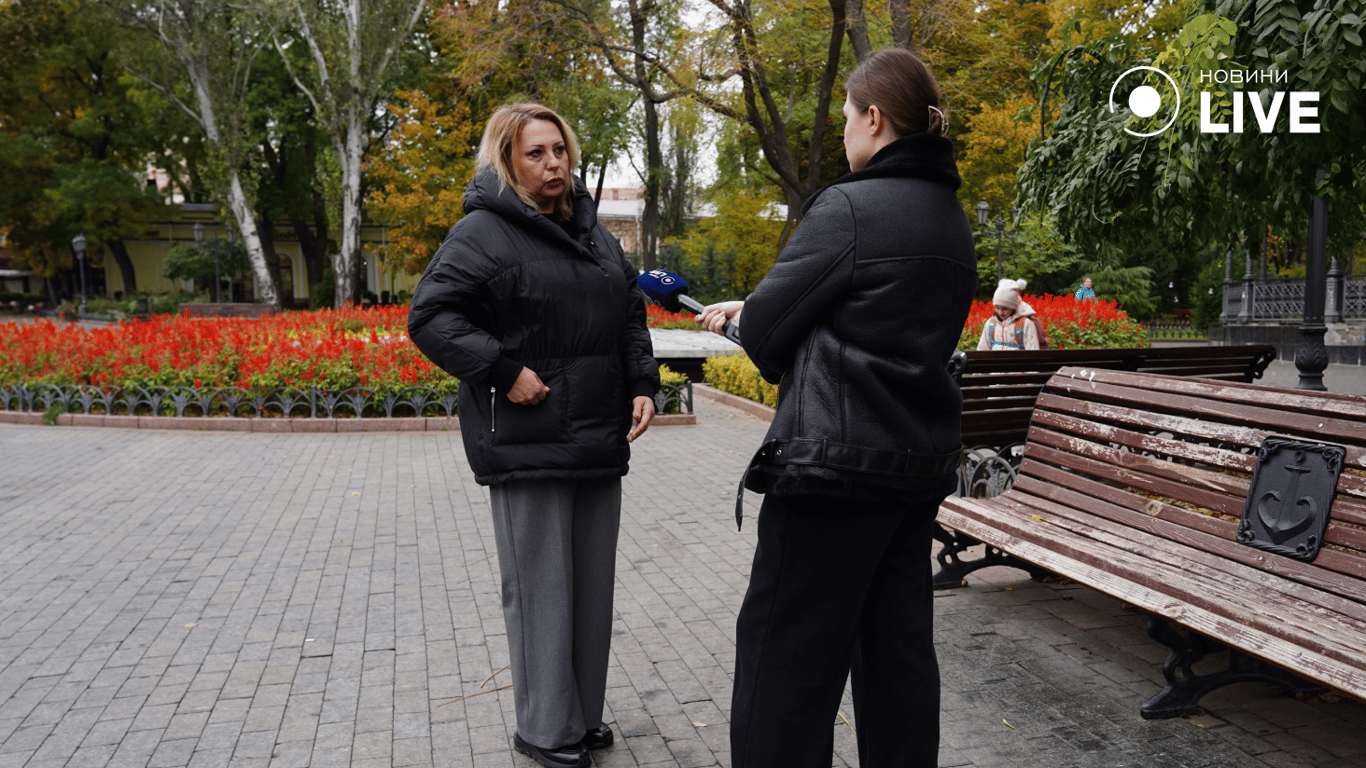 Женщина об уничтожении Мариуполя. Фото: Новини.LIVE/ Юлия Браславская 