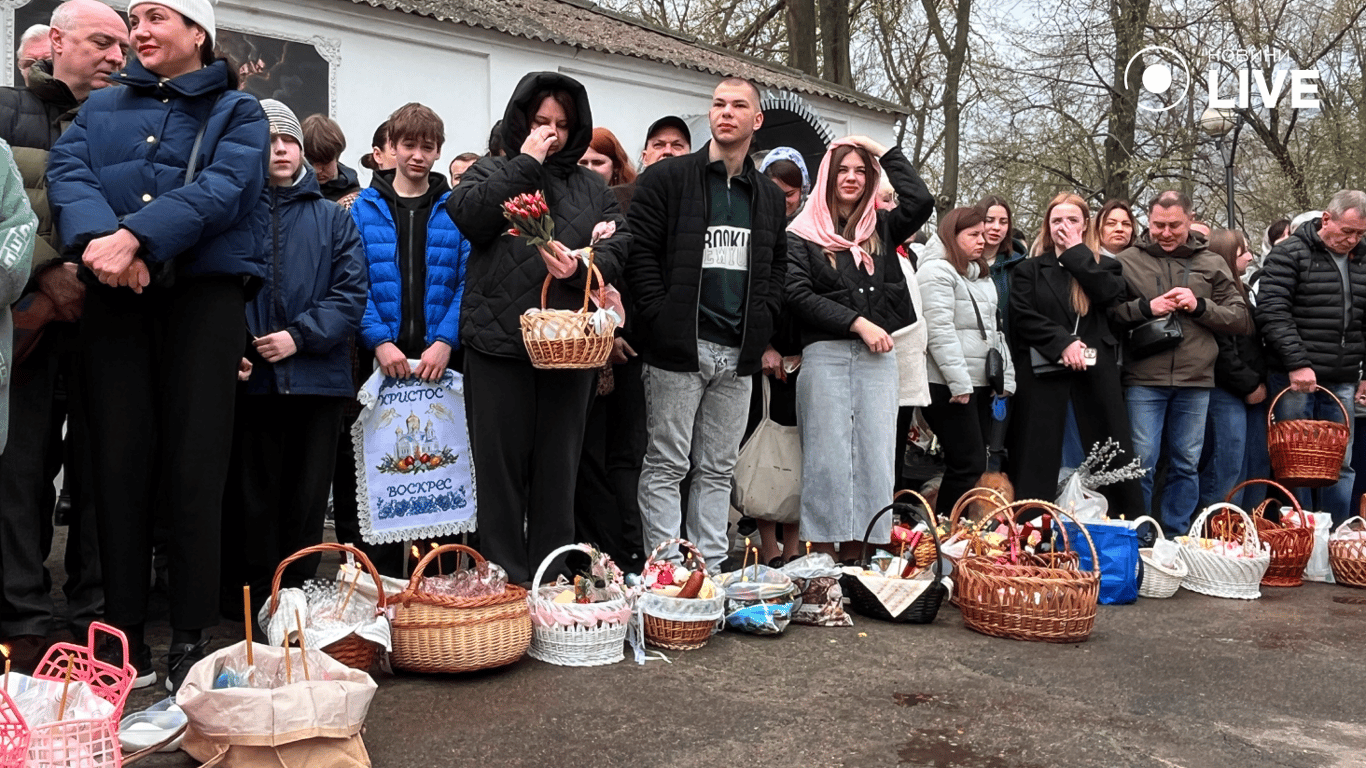 Люди біля храму на Великдень