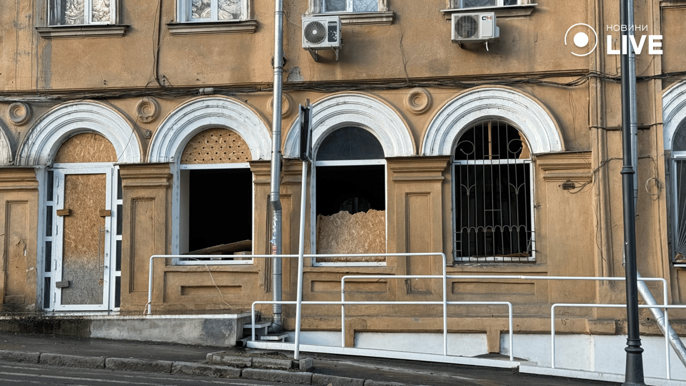 Фасад будинку після нічної атаки дронів 28 грудня