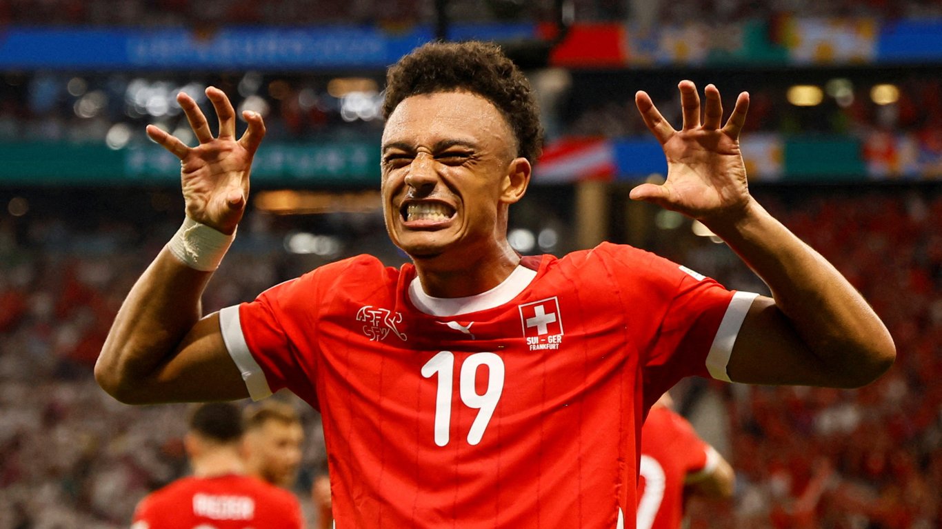 Дан Ндойє святкує гол