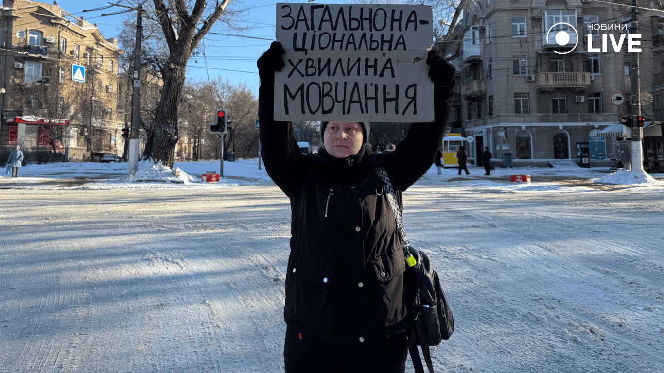 Жінка тримає плакат у руках