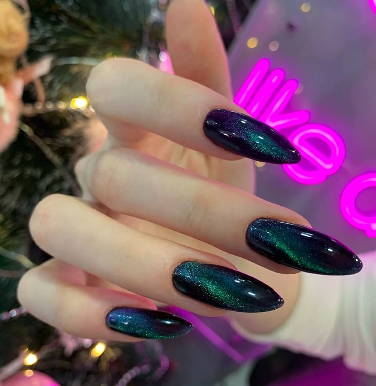 Манікюр з ефектом котячого ока в тренді тримаються роки