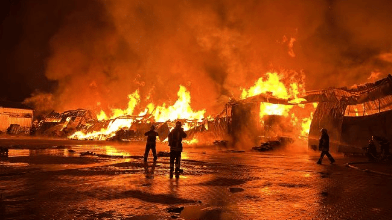 Масштабный пожар в Деснянском районе Киева — что известно