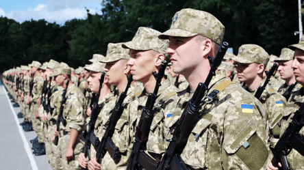 На Львівщині офіцер незаконно знімав чоловіків з військового обліку: як його покарав суд - 285x160