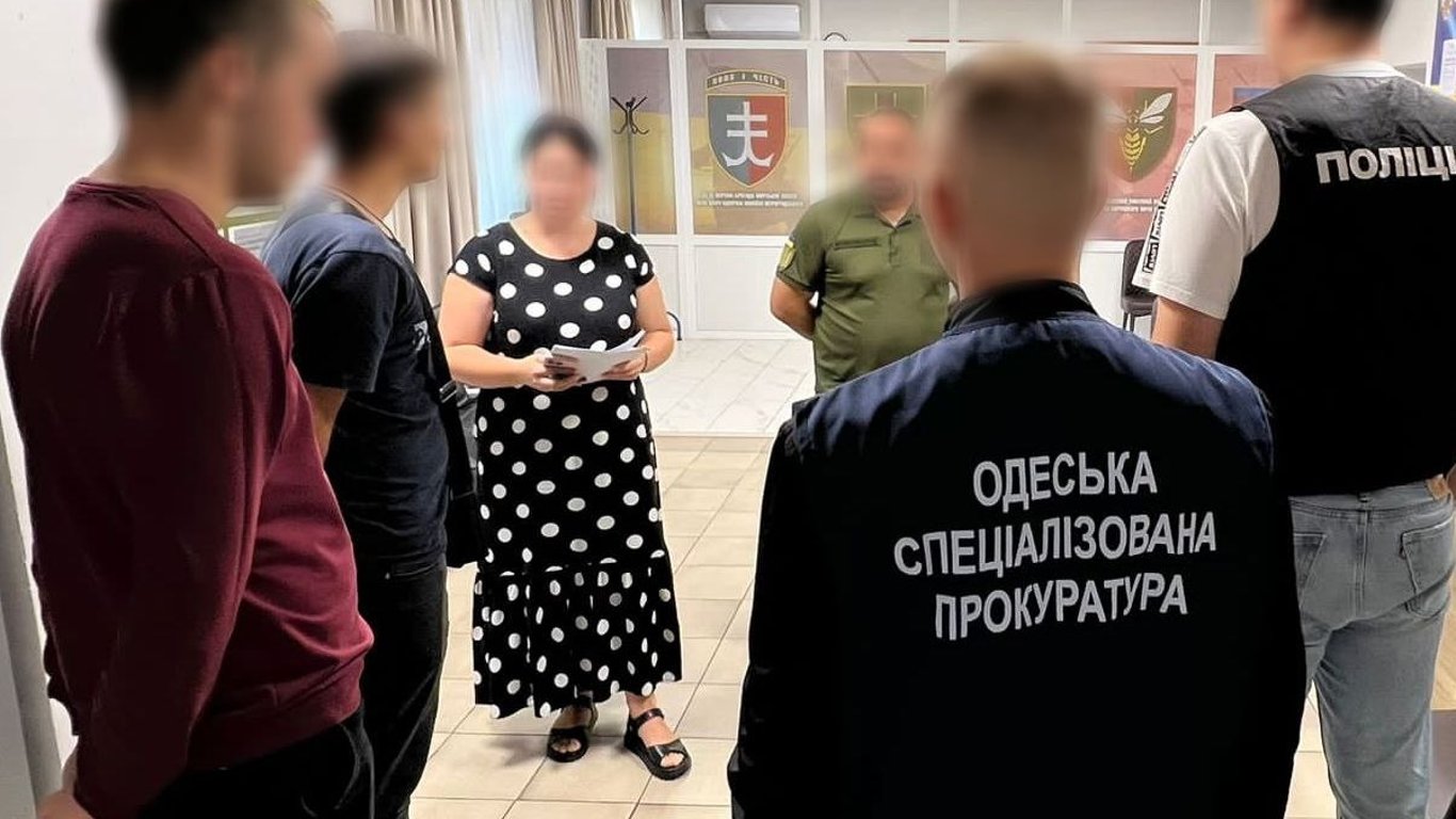 Военный из Одесчины за деньги должен был перевести служащего в "небоевое подразделение"