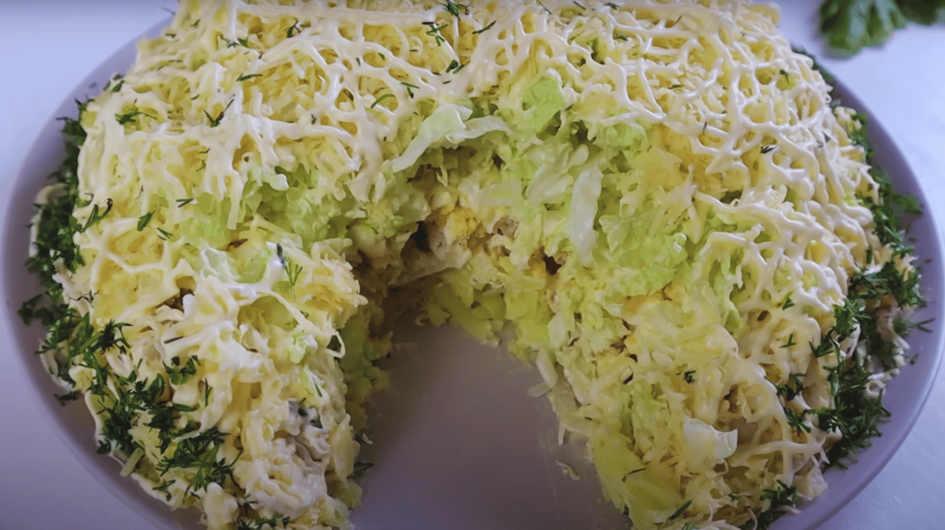 салат з куркою, пекінською капустою та маринованою цибулею