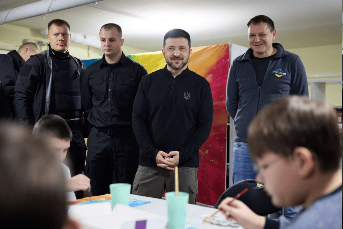 Volodymyr Zelensky meets schoolchildren in Kherson