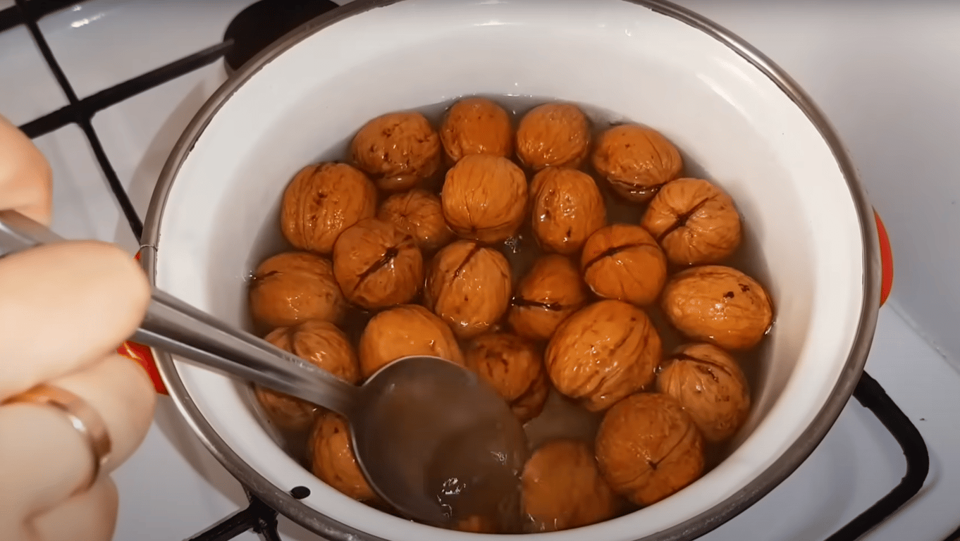 Орехи в миске