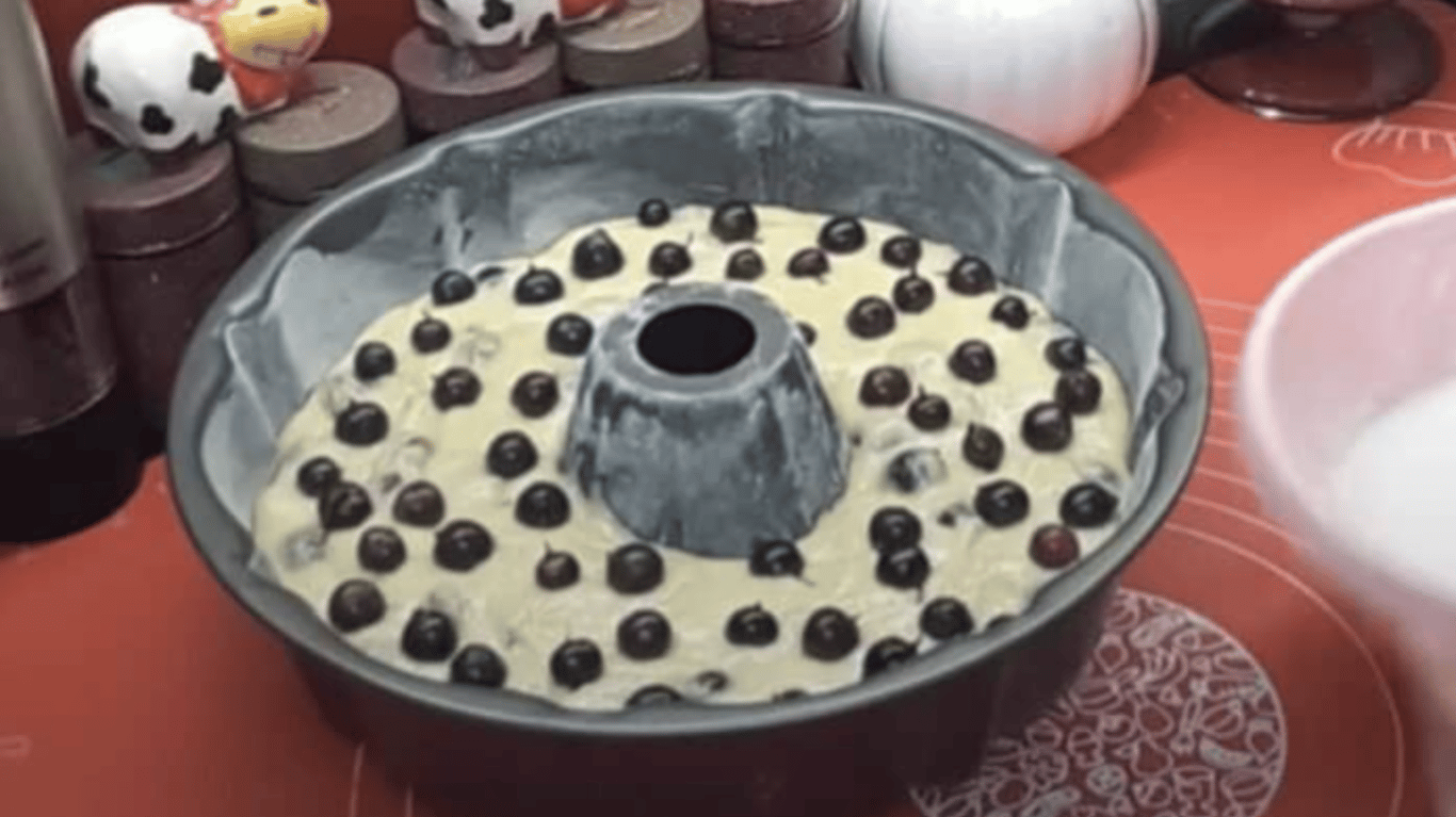 рецепт пирога зі смородиною з кефіром і крихтою