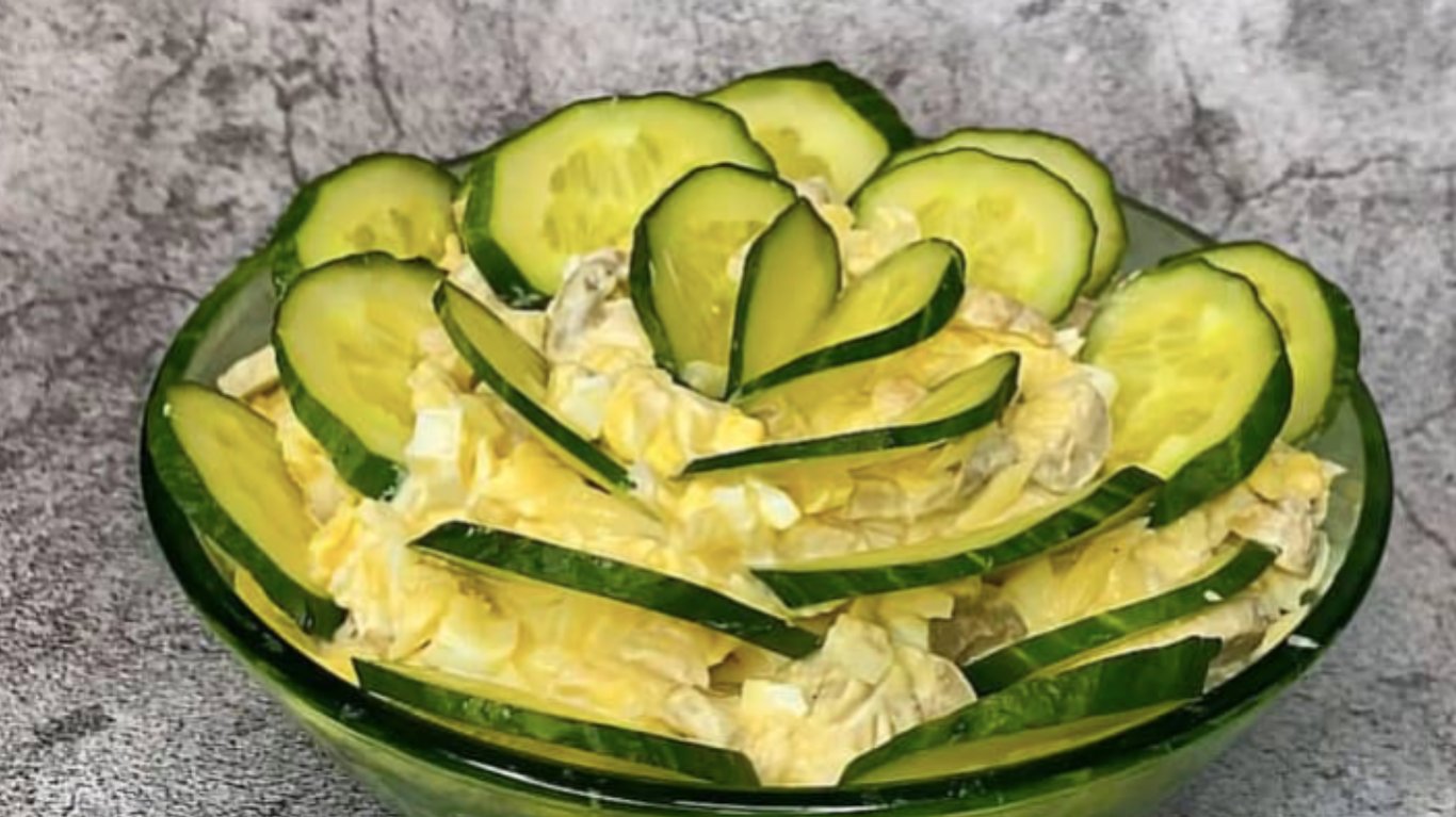 рецепт салату з курячим філе та маринованими печерицями