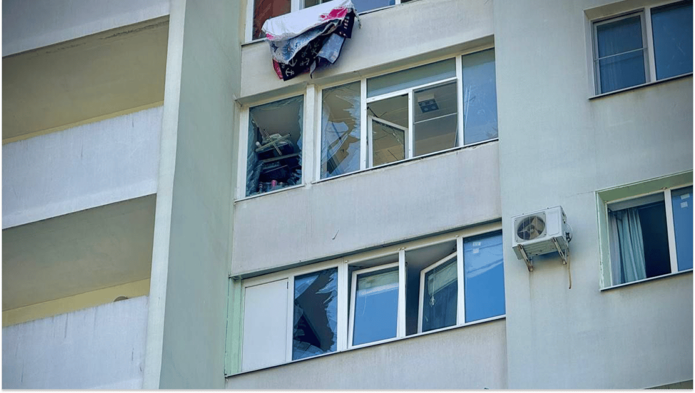 Вибиті вікна у будинку. Фото: Одеська міська рада 