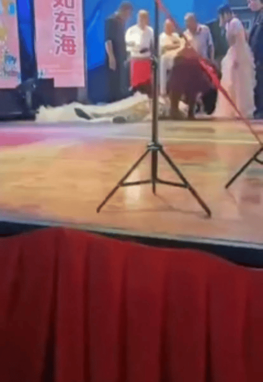 Співачка померла на сцені. Фото: скриншот з відео NTK.